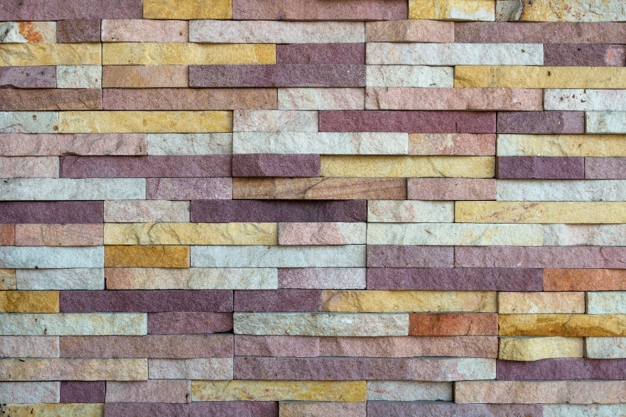 Un joli mur en pierre avec des joints de différentes couleurs