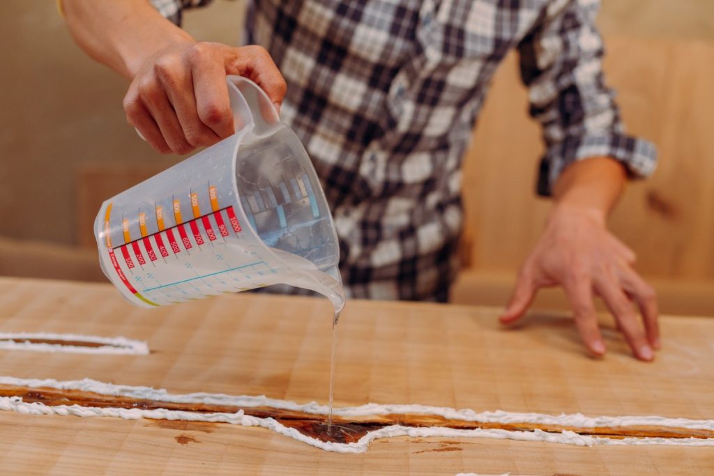 Un panneau d’aggloméré gonflé avec des fibres soulevées et une surface déformée