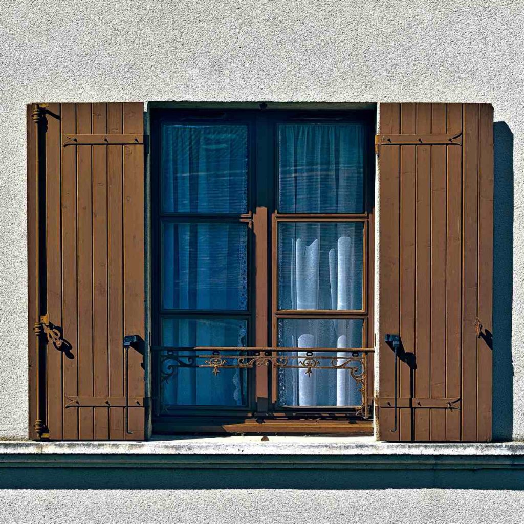 Dépose d’un ancien tuyau d’évacuation de chaudière à gaz avant remplacement