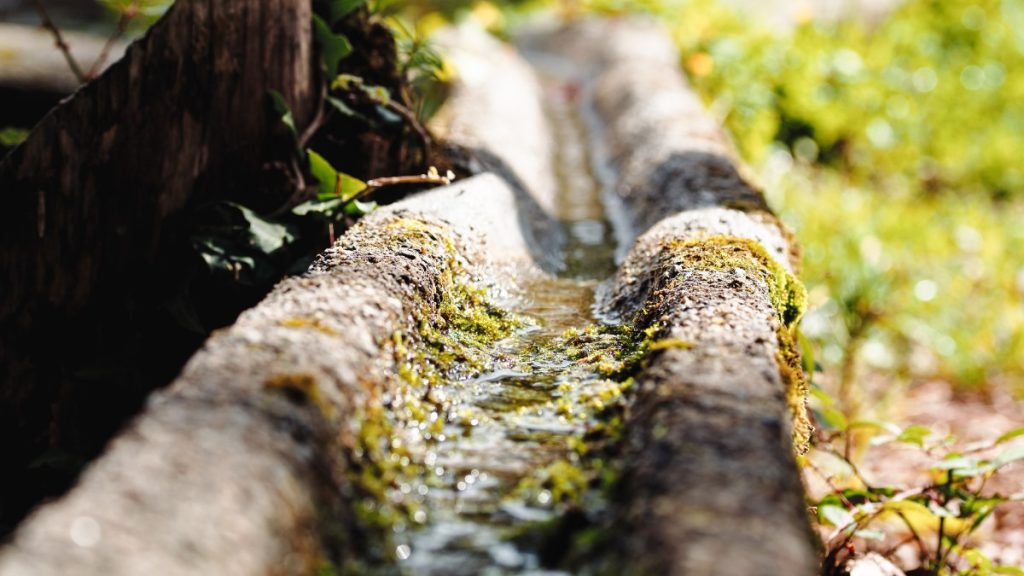 Tranchée remplie de gravier pour créer un drainage naturel sans tuyau