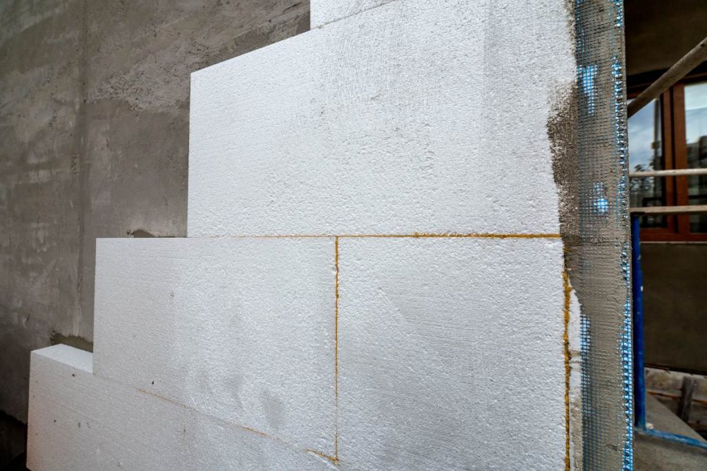 Des blocs de siporex sont assemblés pour former une estrade dans une salle de bain