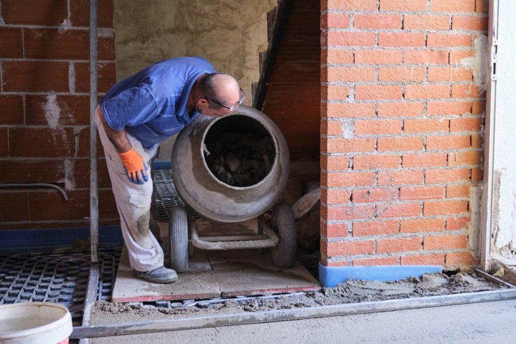 MAP appliqué sur un support extérieur avec une truelle, en plein séchage