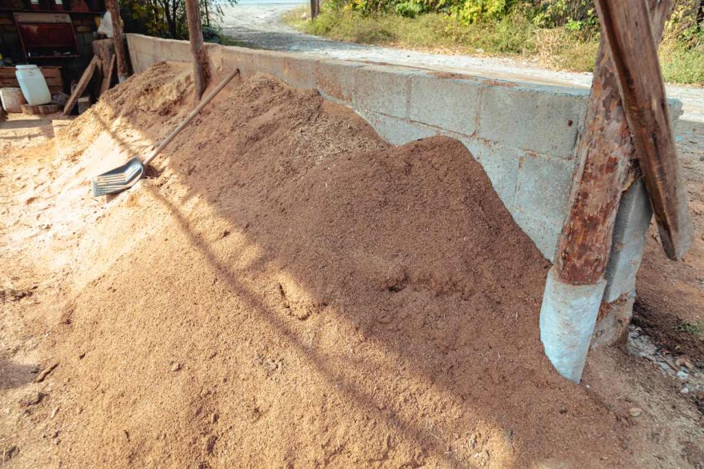 Une panne sablière en bois massif posée horizontalement sur un mur en pierre apparente