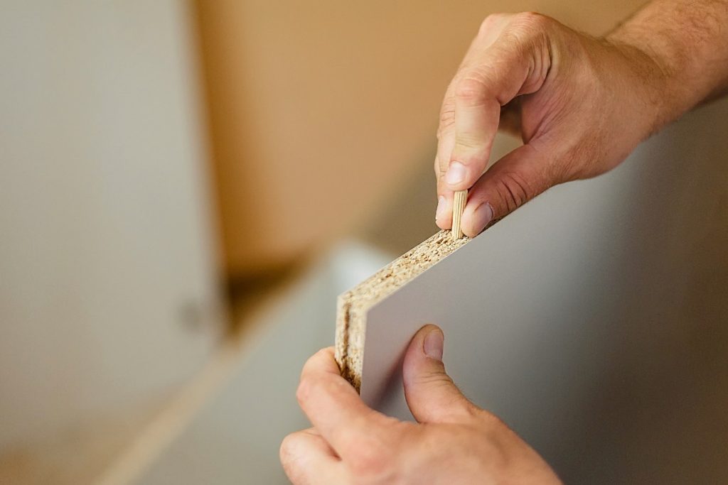 Un ponçage progressif qui redonne une surface plane et lisse au panneau réparé