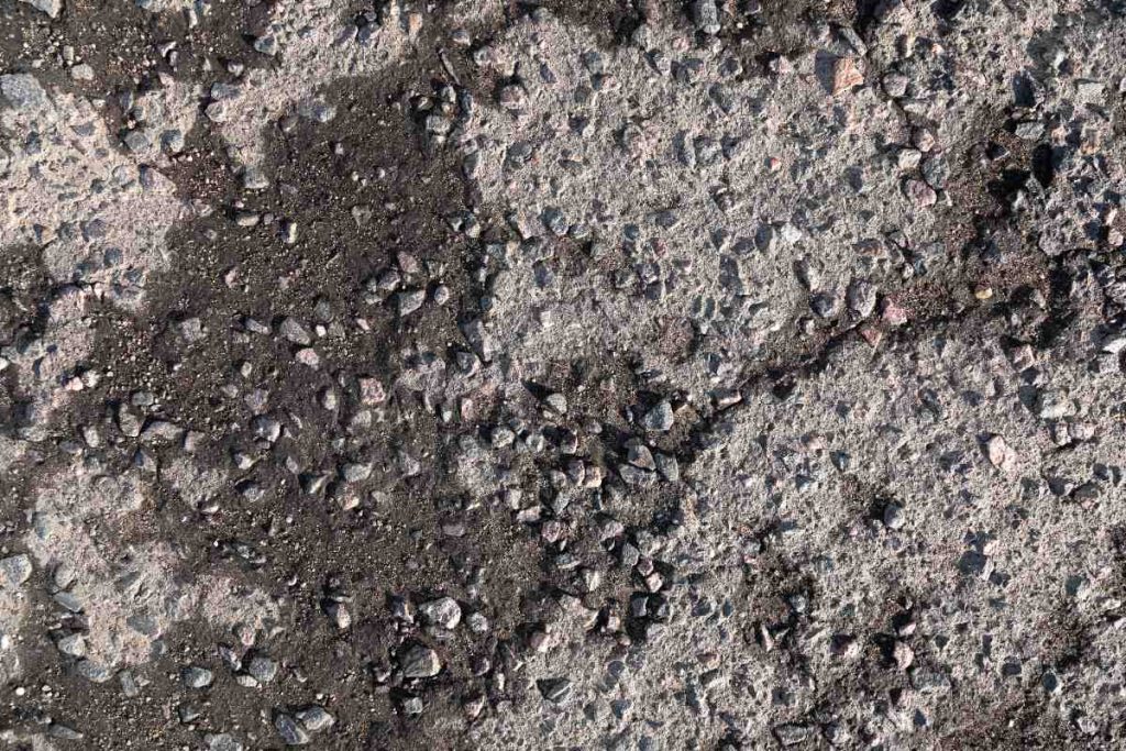 Un trottoir en pavés posé autour d’une maison sur un sol argileux avec fondation renforcée