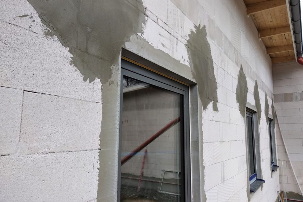 Fixation des linteaux de fenêtre sur une maison en rénovation