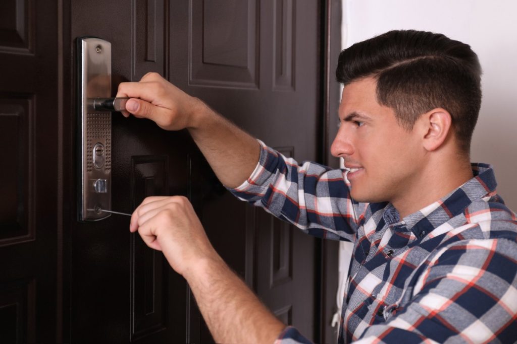 Un homme qui tente d'ouvrir une porte bloquée