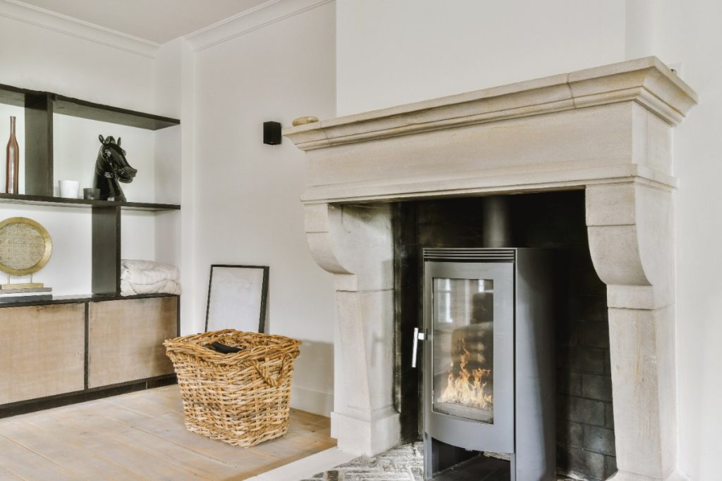 Un poêle à bois installé dans une cheminée