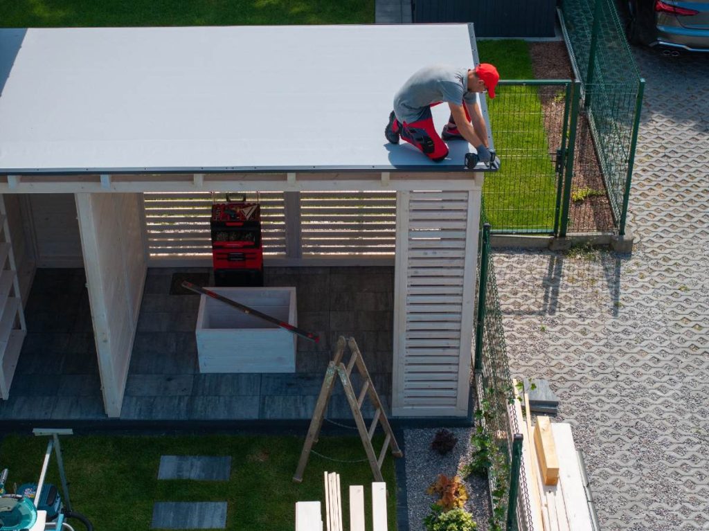 Un homme qui construit une pergola
