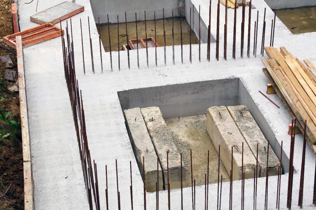 Une dalle de répartition sur une fosse septique