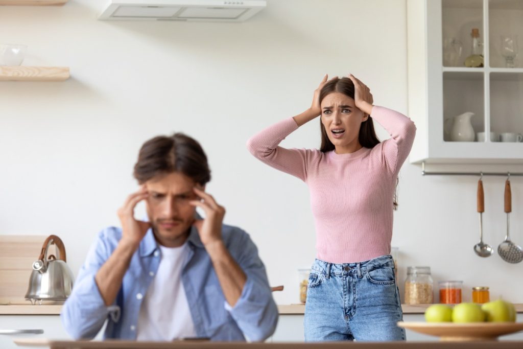 Des personnes frustrées par le bruit d'un sifflement aigu dans leur maison