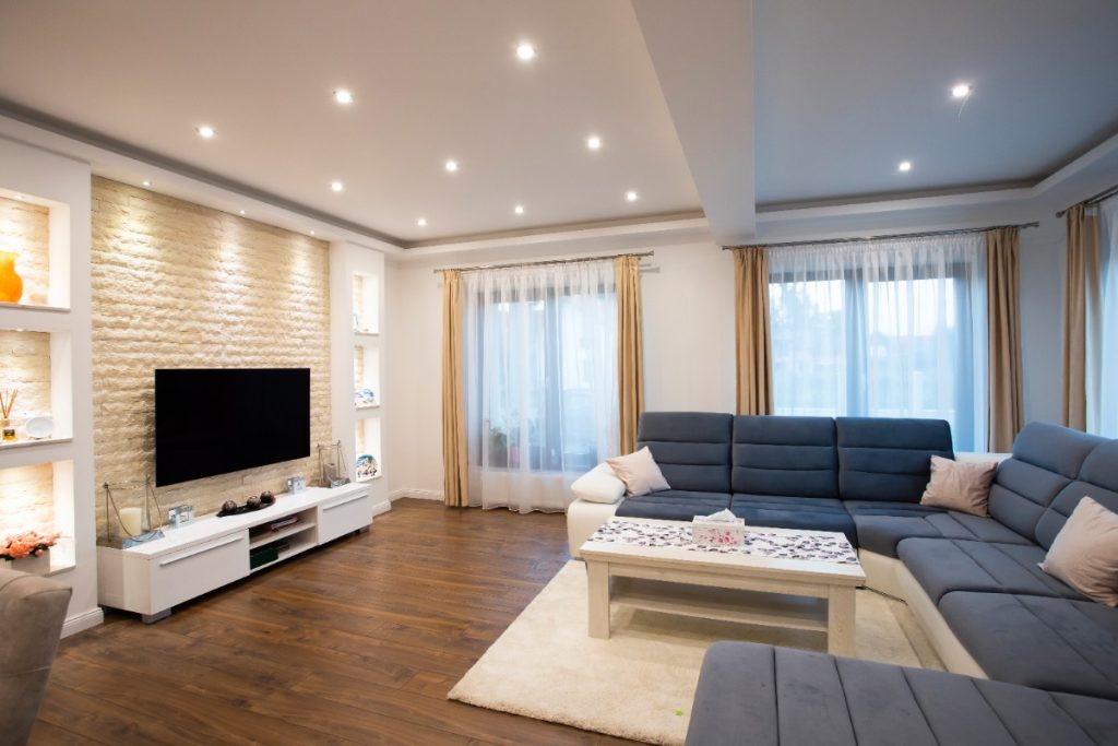 Intérieure d'une maison lumineuse avec des spots sur le plafond