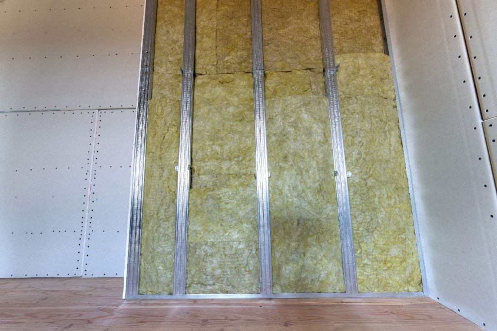 Isolation du mur avec un isolant de 100 mm sur des rails de 48 mm