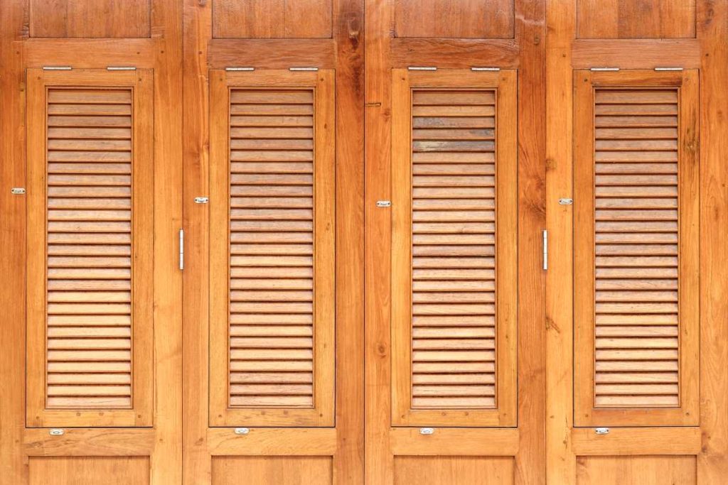 Des portes en bois installés avec du volet et de tige filetée