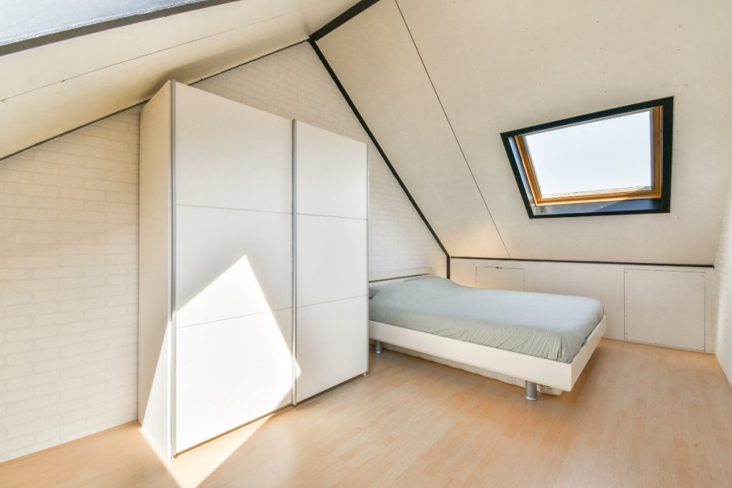 Pose de bandeau de finition pour un placard sous pente