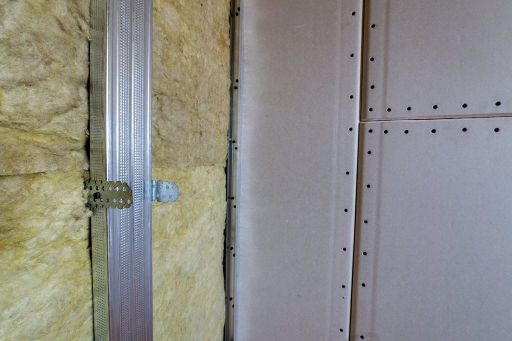 Travaux d'isolation du mur avec un rail de 48 mm