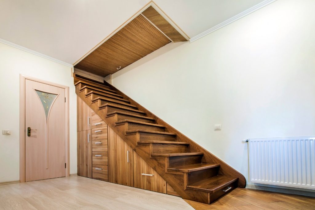 Un escalier en bois dans une intérieure d'une maison moderne