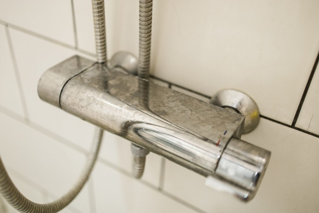 Un robinet mitigeur de douche installé