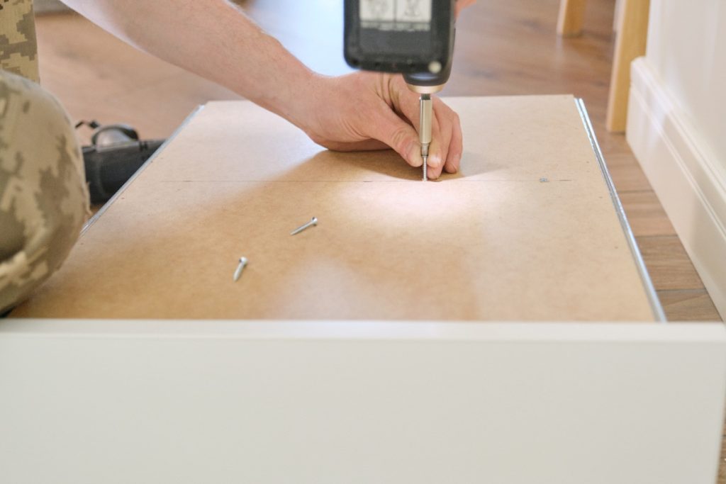 Un travailleur faisant assembler un plan de travail IKEA