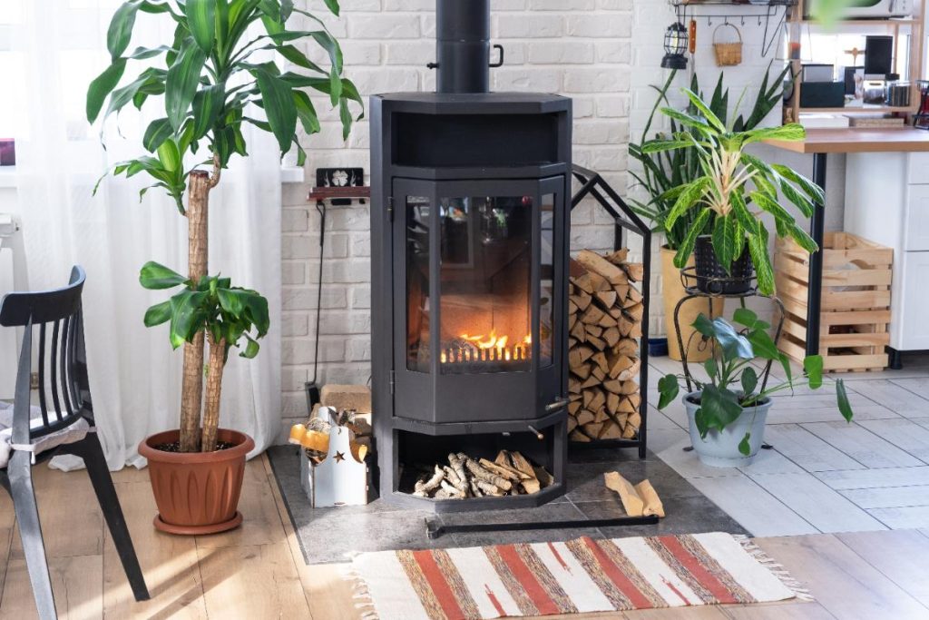 Une poêle à bois installée avec un socle