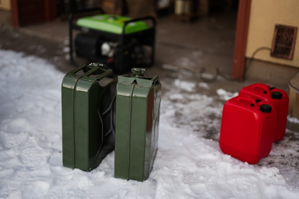 Des bidons de stockage de carburant
