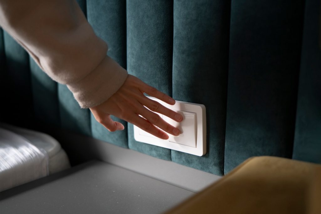 Une personne qui appuie sur le bouton poussoir dans la chambre