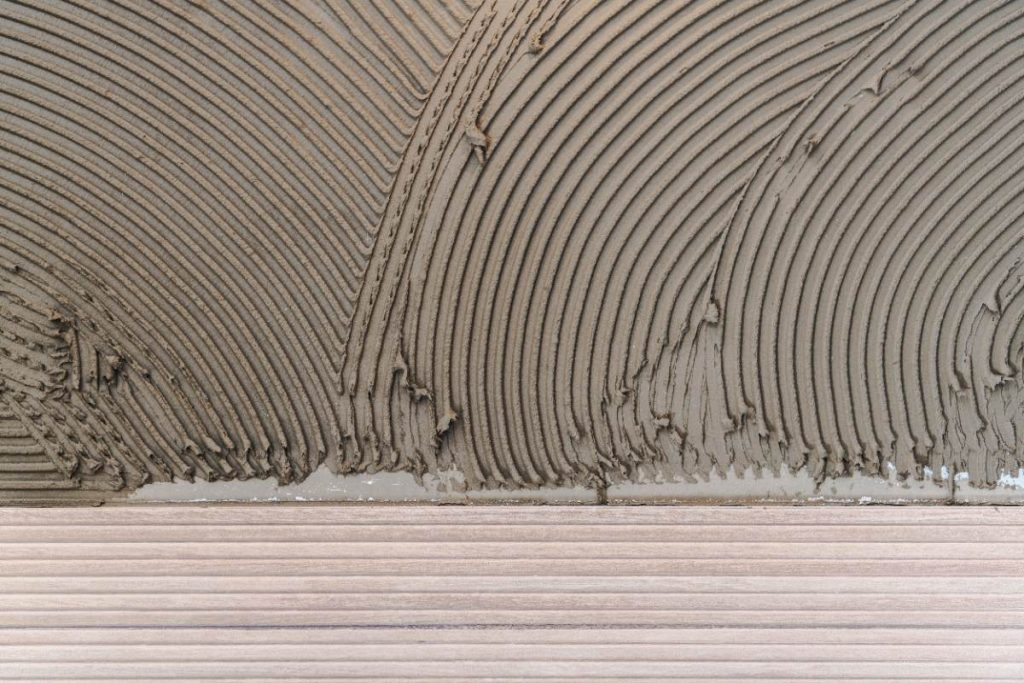 Du carrelage collant sur un plancher en bois