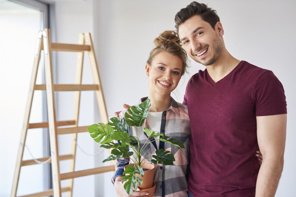 Un couple décore leur maison tendance