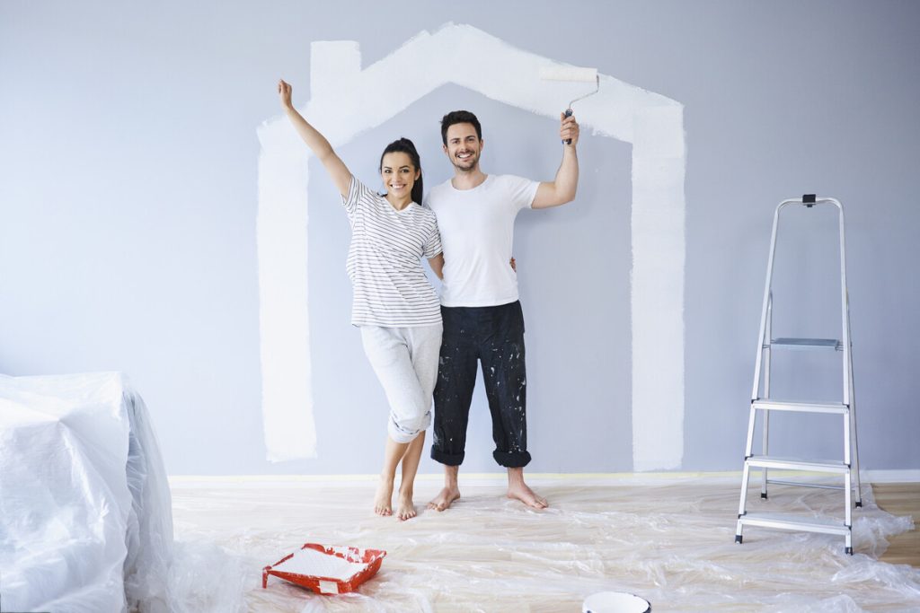 Un couple rénove et peint leur maison