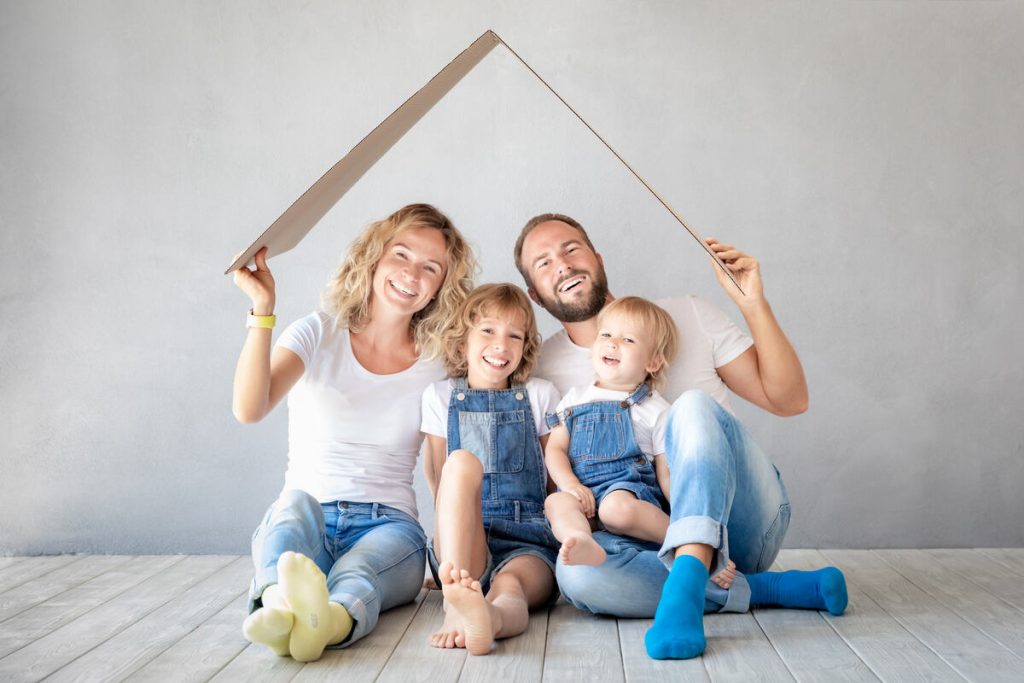 Une famille heureuse dans leur maison confortable