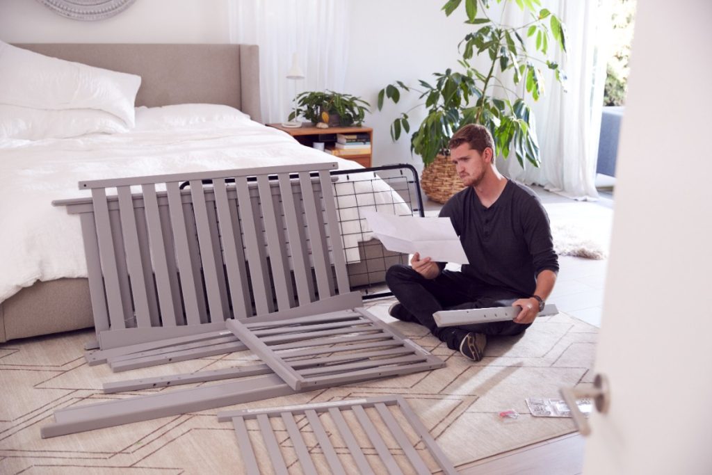 Un homme qui lit les instructions de montage d