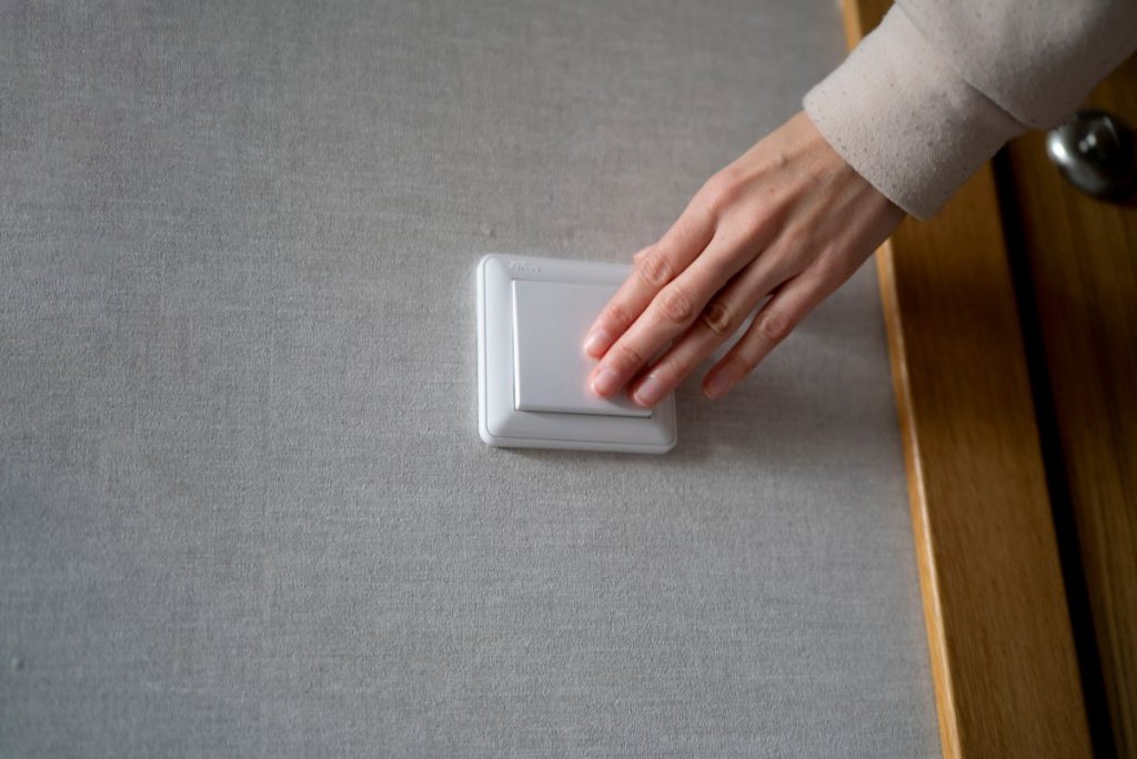 Main posée sur le boutou poussoir