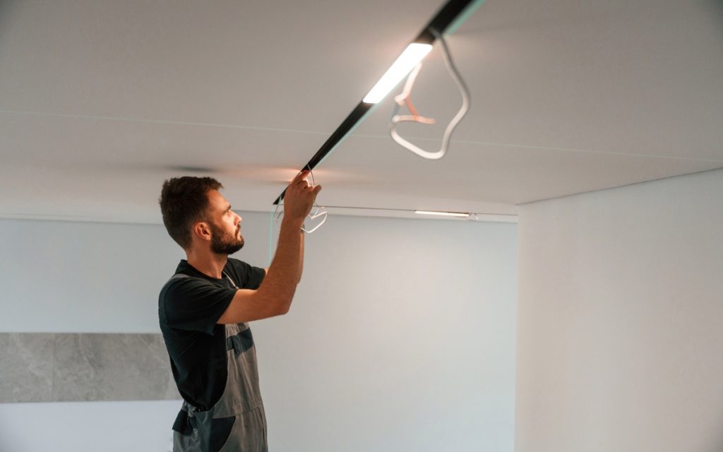 Un bricoleur qui change le néon LED de cuisine