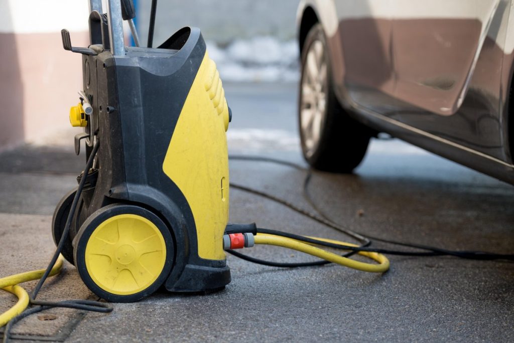 Un nettoyeur haute pression sur le sol