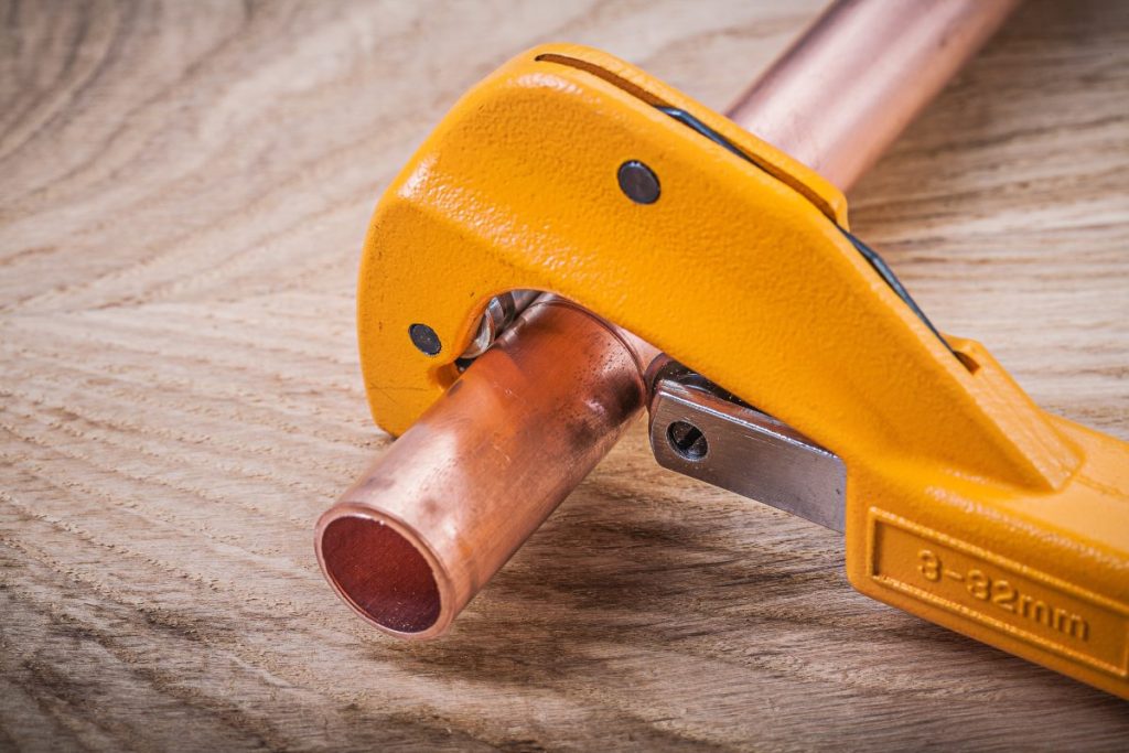 Un outil de coupe avec un tuyau en cuivre