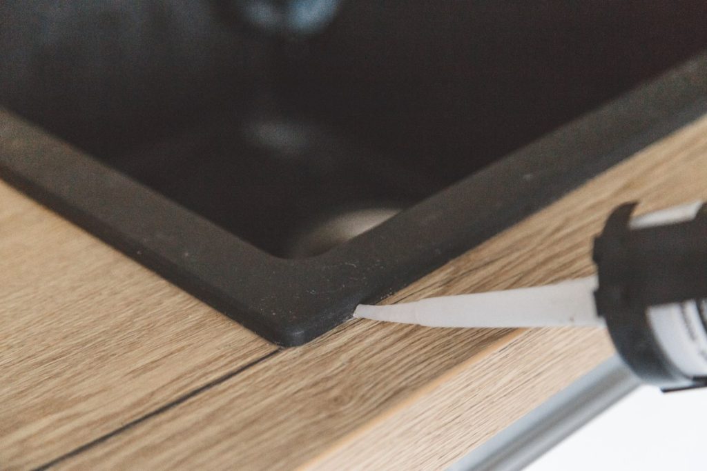 Une personne mettant du col sur une surface en bois