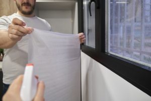 Quels matériaux peuvent remplacer efficacement le polyphane pour isoler vos fenêtres ?