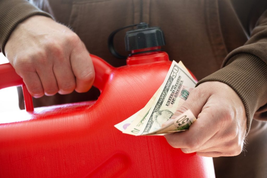 Une personne tenant un bidon d