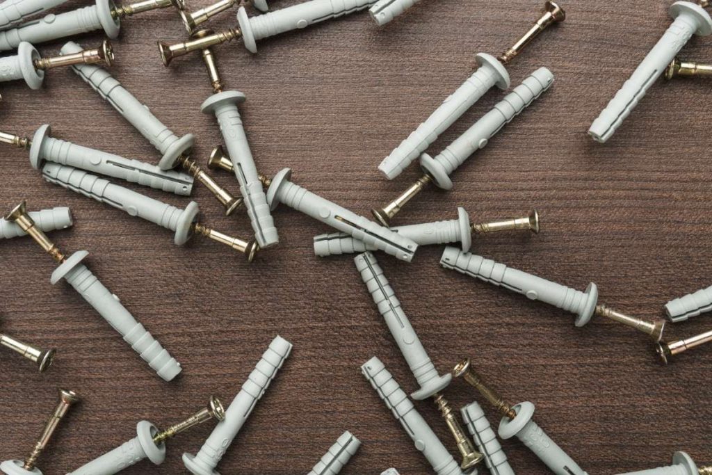 Des vis avec des chevilles molly