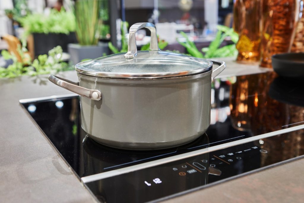 Une casserole grise sur une palque de cuisson induction