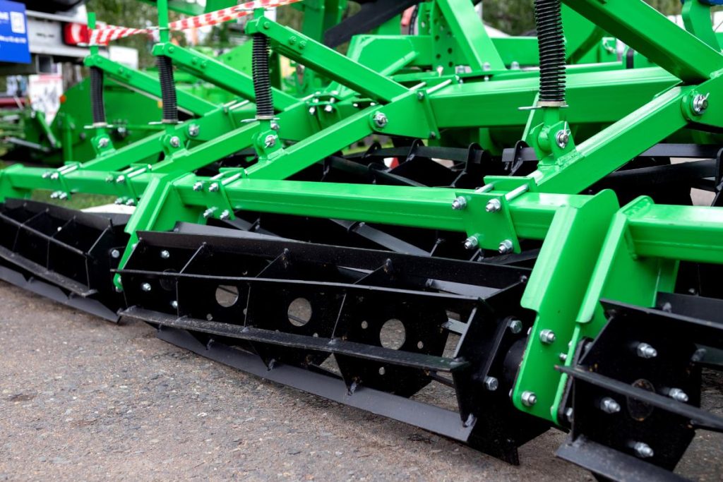 Comment construire soi-même une herse adaptée à l'entretien d'une carrière ? Un équiment agricole sur le sol