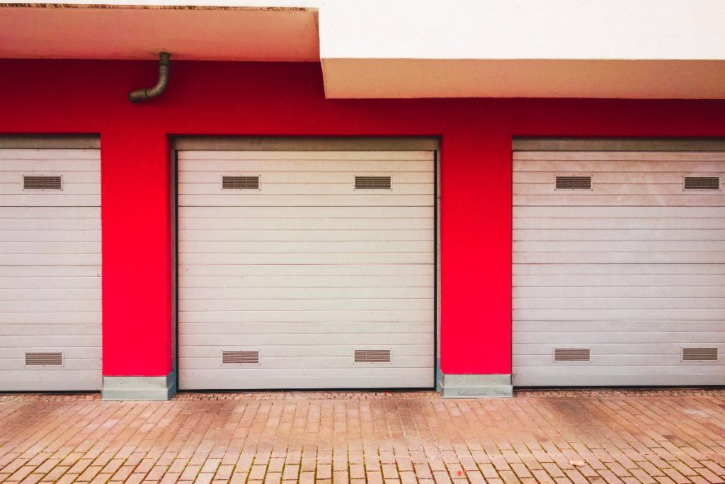 Un grand garage avec trois portes