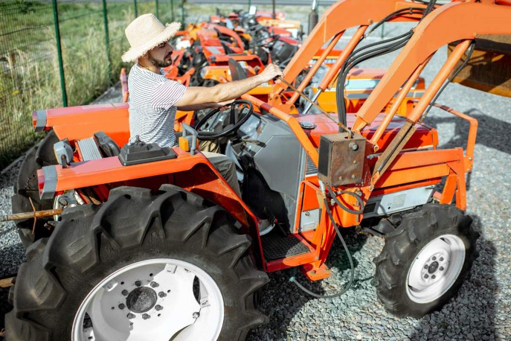 Un homme assis dans un kubota