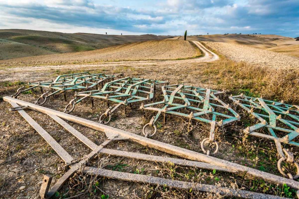 Comment construire soi-même une herse adaptée à l'entretien d'une carrière ? Des outils agricoles sur un terrain à un paysage rural