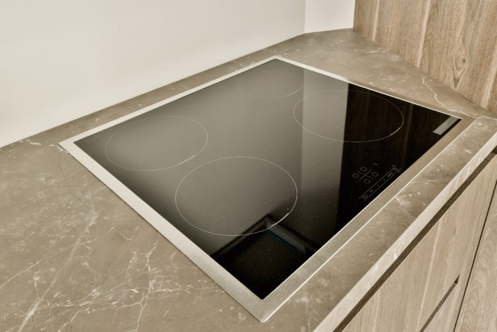 Une plaque de cuisson induction installée sur le plan de travail cuisine