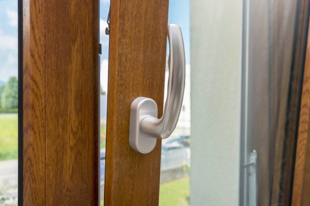Une poignée de porte-fenêtre installée