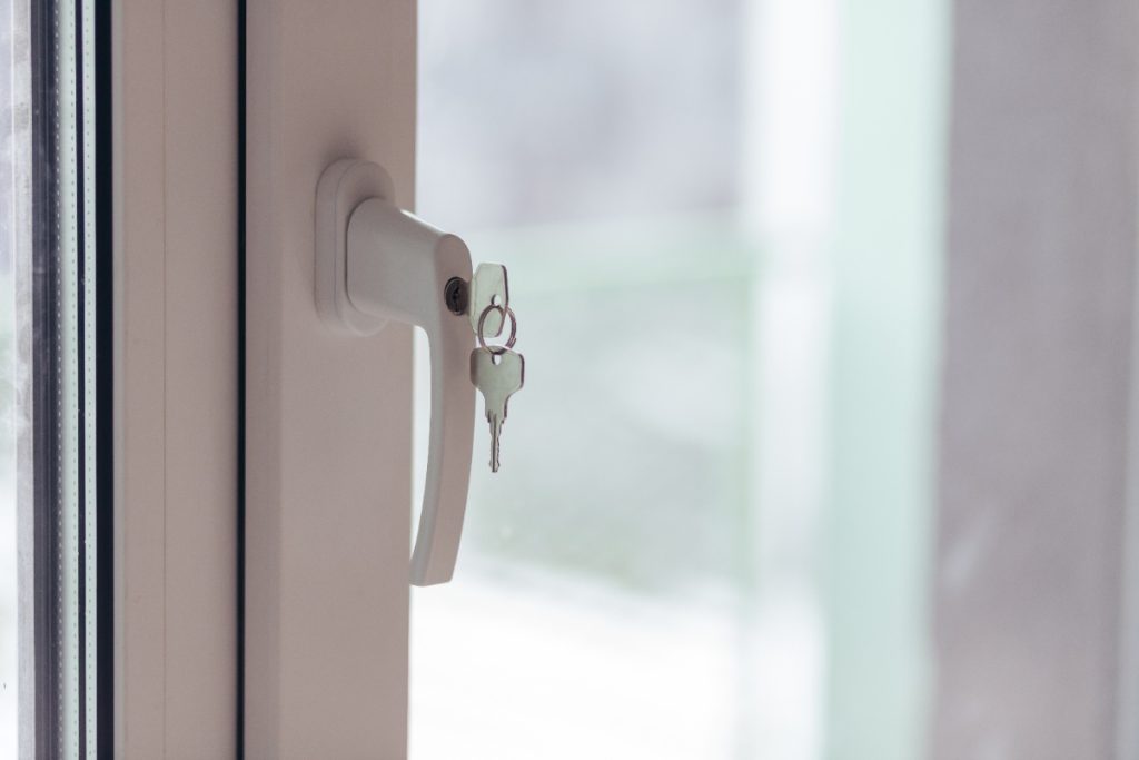 Une porte-fenêtre qui est fermée
