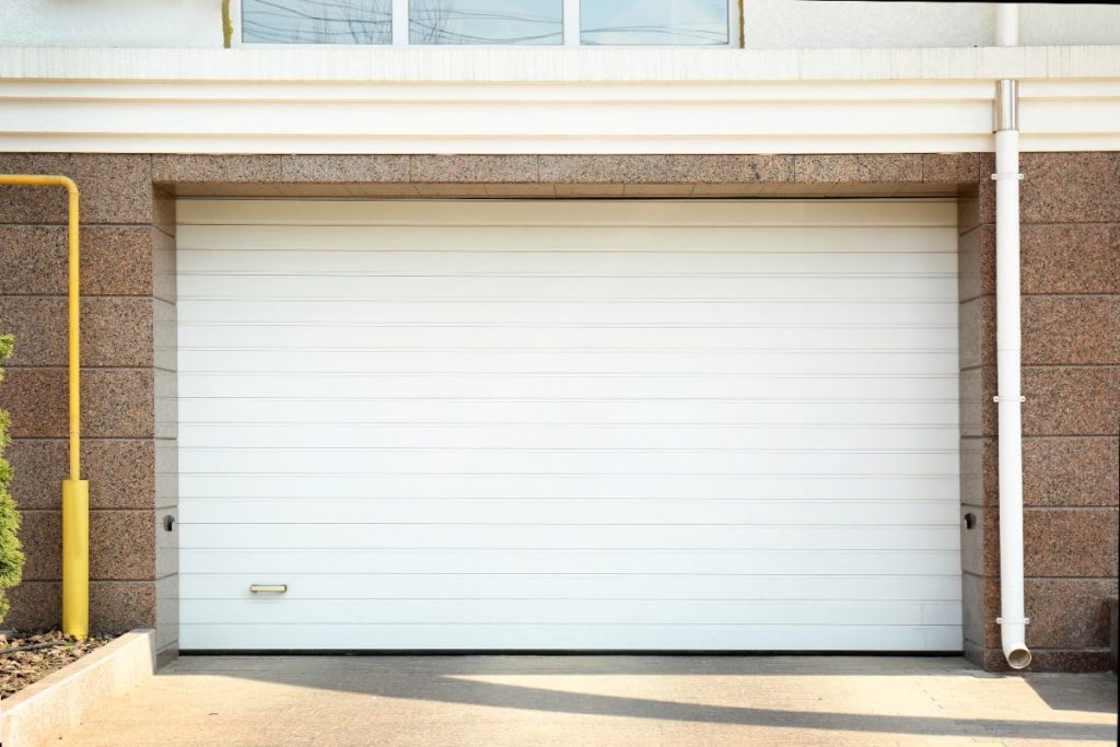 Une porte de garage fermée