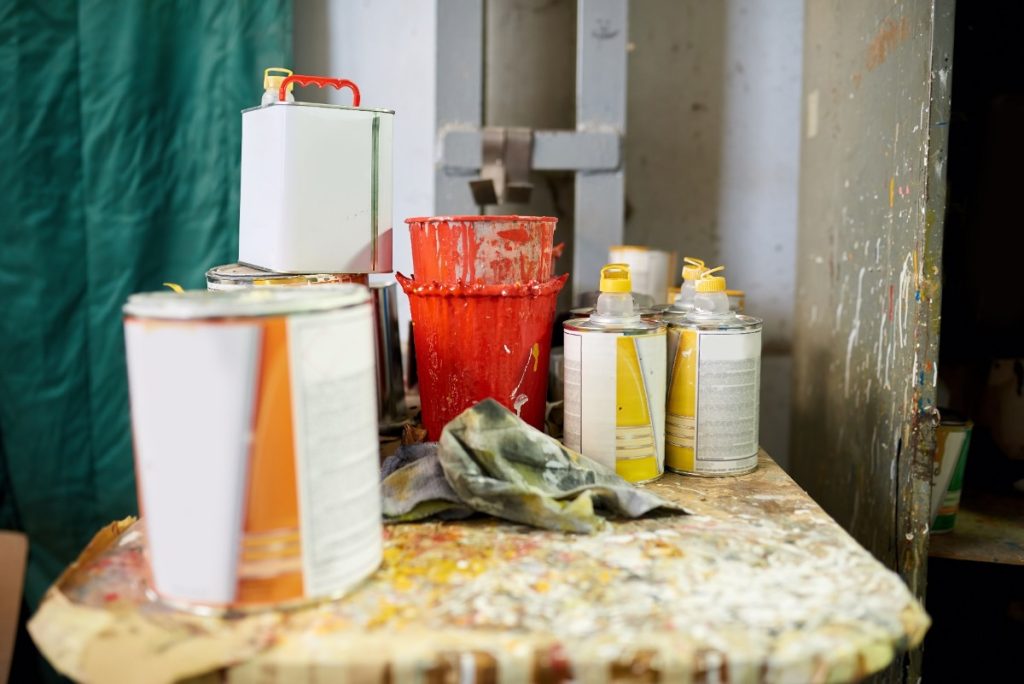 Des pots de peinture et des seaux sur la table