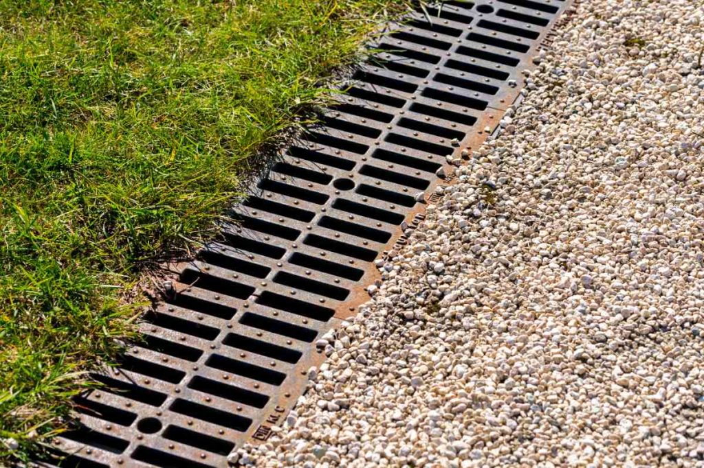 Un caniveau installé dans le jardin